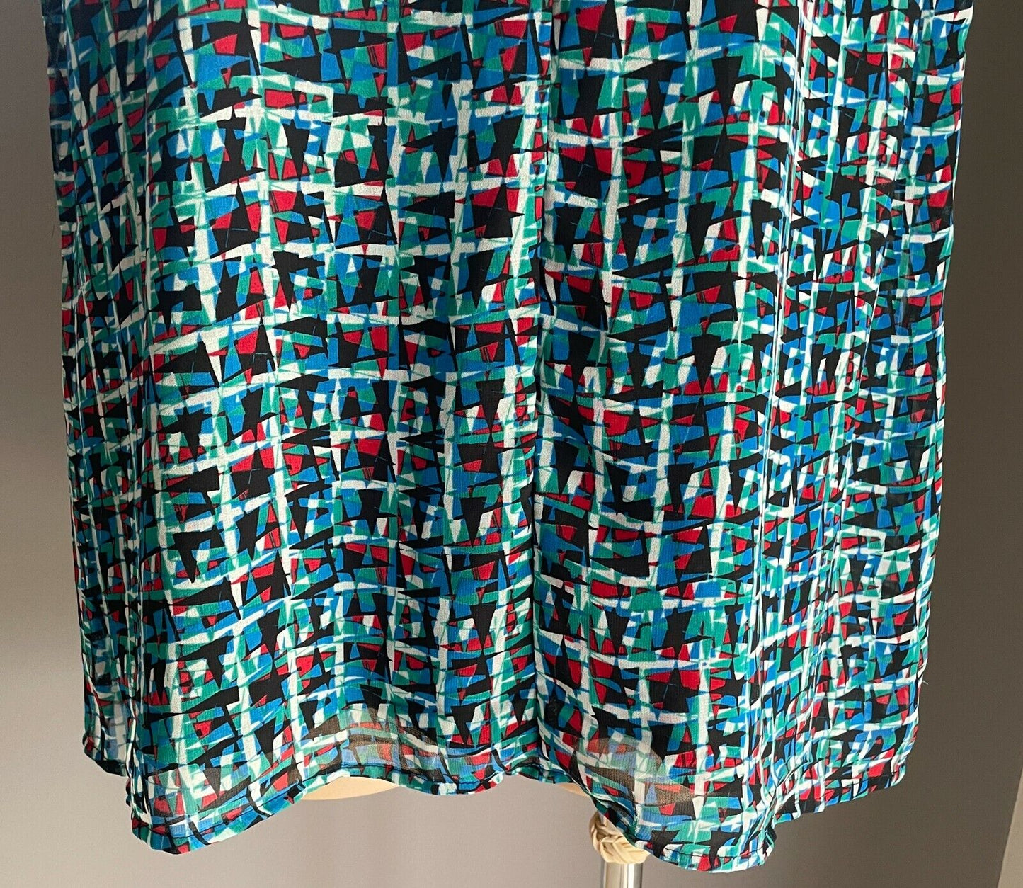 LIZ JORDAN Top "Hannah" Blue Green Red White Geo Sleeveless Blouse Size 16 NEW
