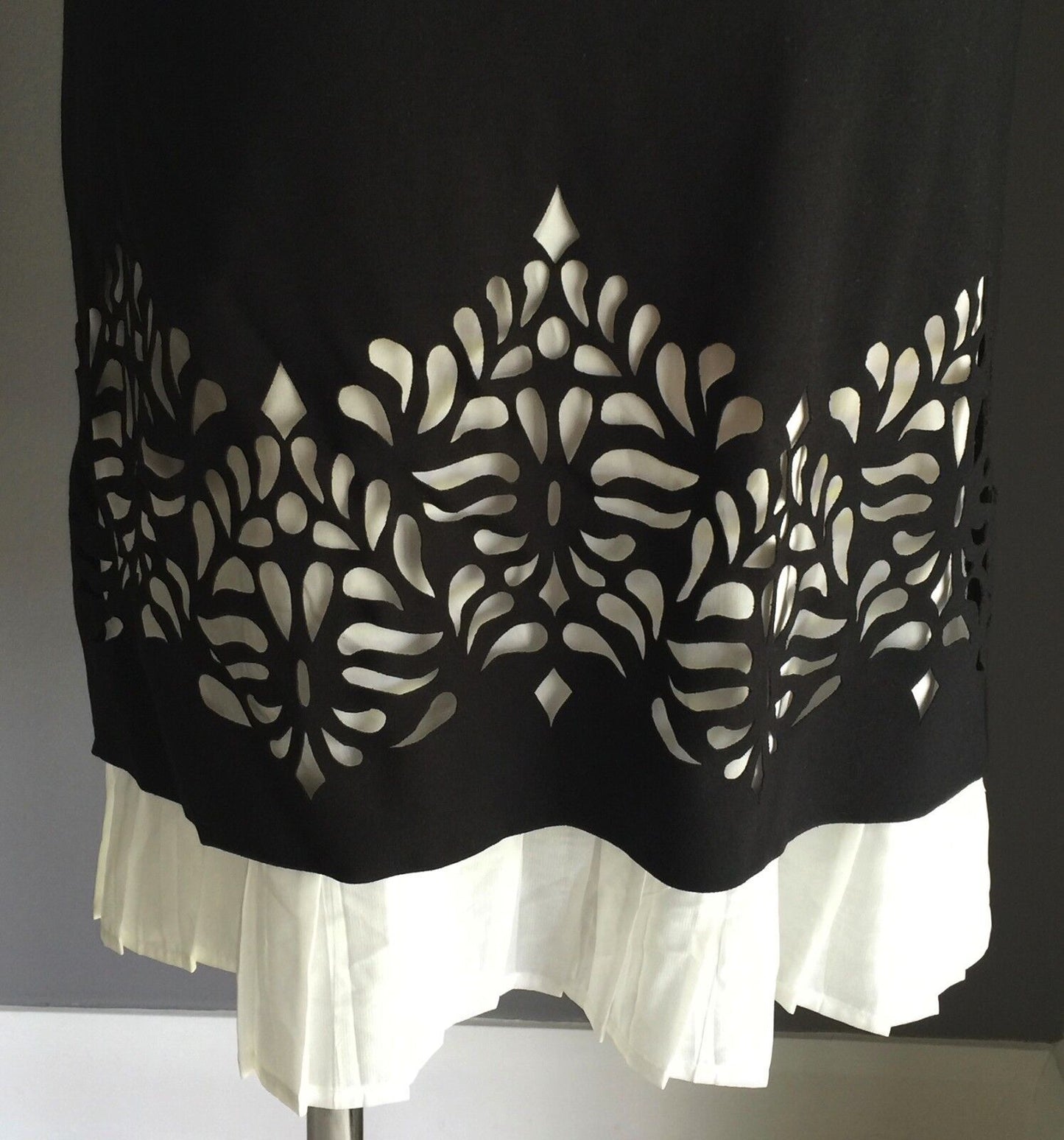 LIZ JORDAN Skirt Black & White w Laser Cut Hem Tiered Ladies Size M 10