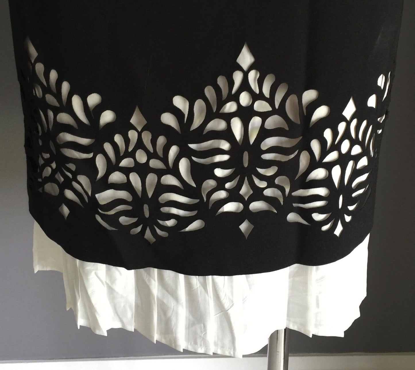 LIZ JORDAN Skirt Black & White w Laser Cut Hem Tiered Ladies Size M 10