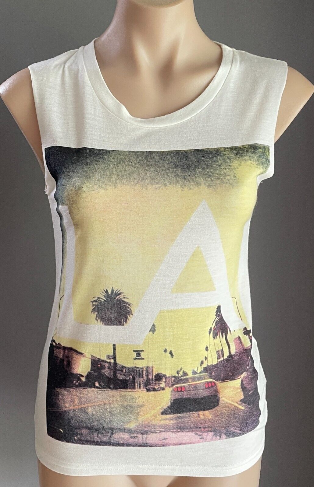 CHICABOOTI Top White Sleeveless T-Shirt LA Sunset Print At Front Size S 10