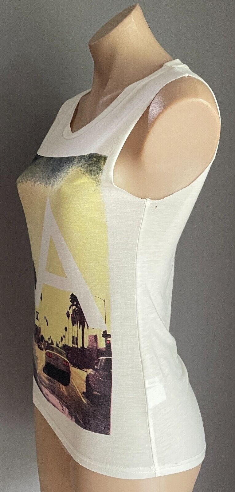 CHICABOOTI Top White Sleeveless T-Shirt LA Sunset Print At Front Size S 10