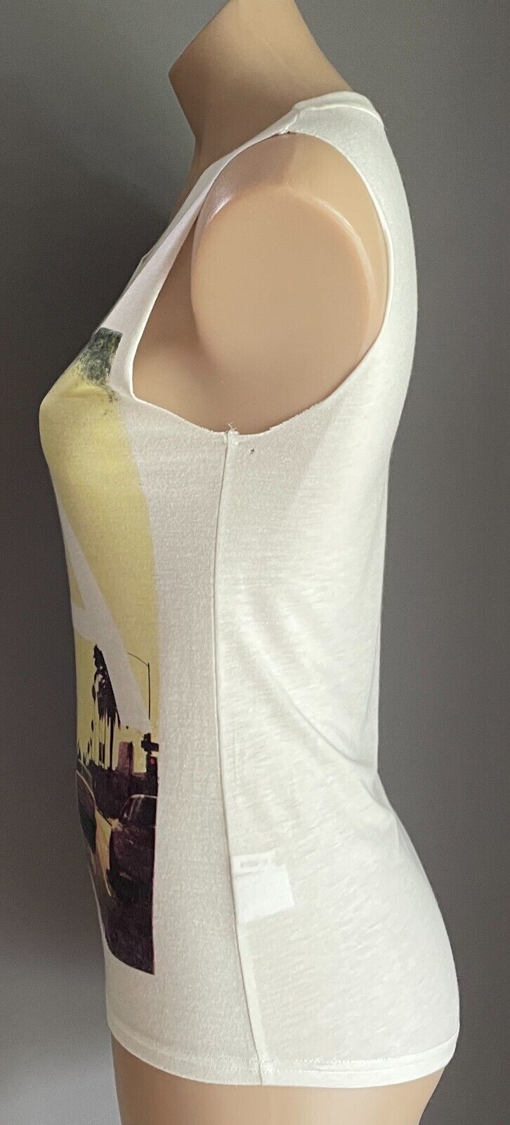 CHICABOOTI Top White Sleeveless T-Shirt LA Sunset Print At Front Size S 10