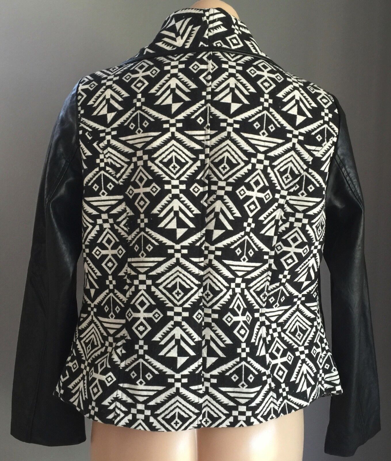 RJ WEAR Jacket Black & White Tribal Print Drape w Pleather Trim Size 10