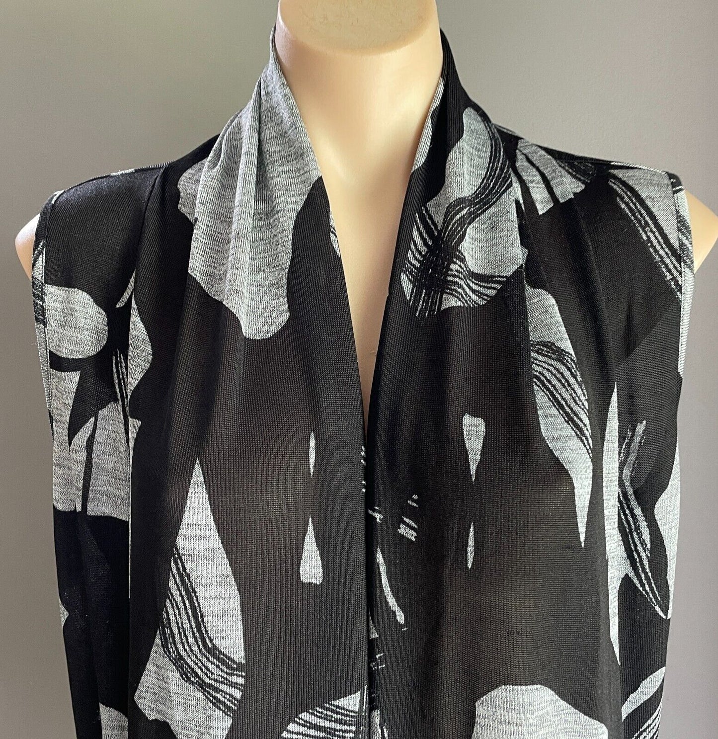 ZERO 8 Jacket Sleeveless Waterfall Black Grey Mono Abstract Print Size 12