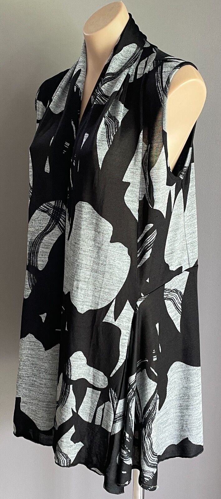 ZERO 8 Jacket Sleeveless Waterfall Black Grey Mono Abstract Print Size 12
