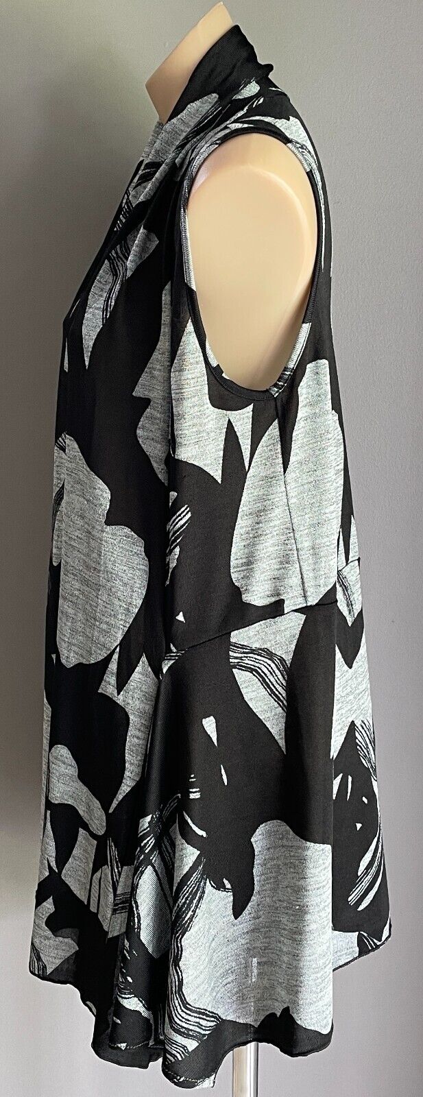 ZERO 8 Jacket Sleeveless Waterfall Black Grey Mono Abstract Print Size 12