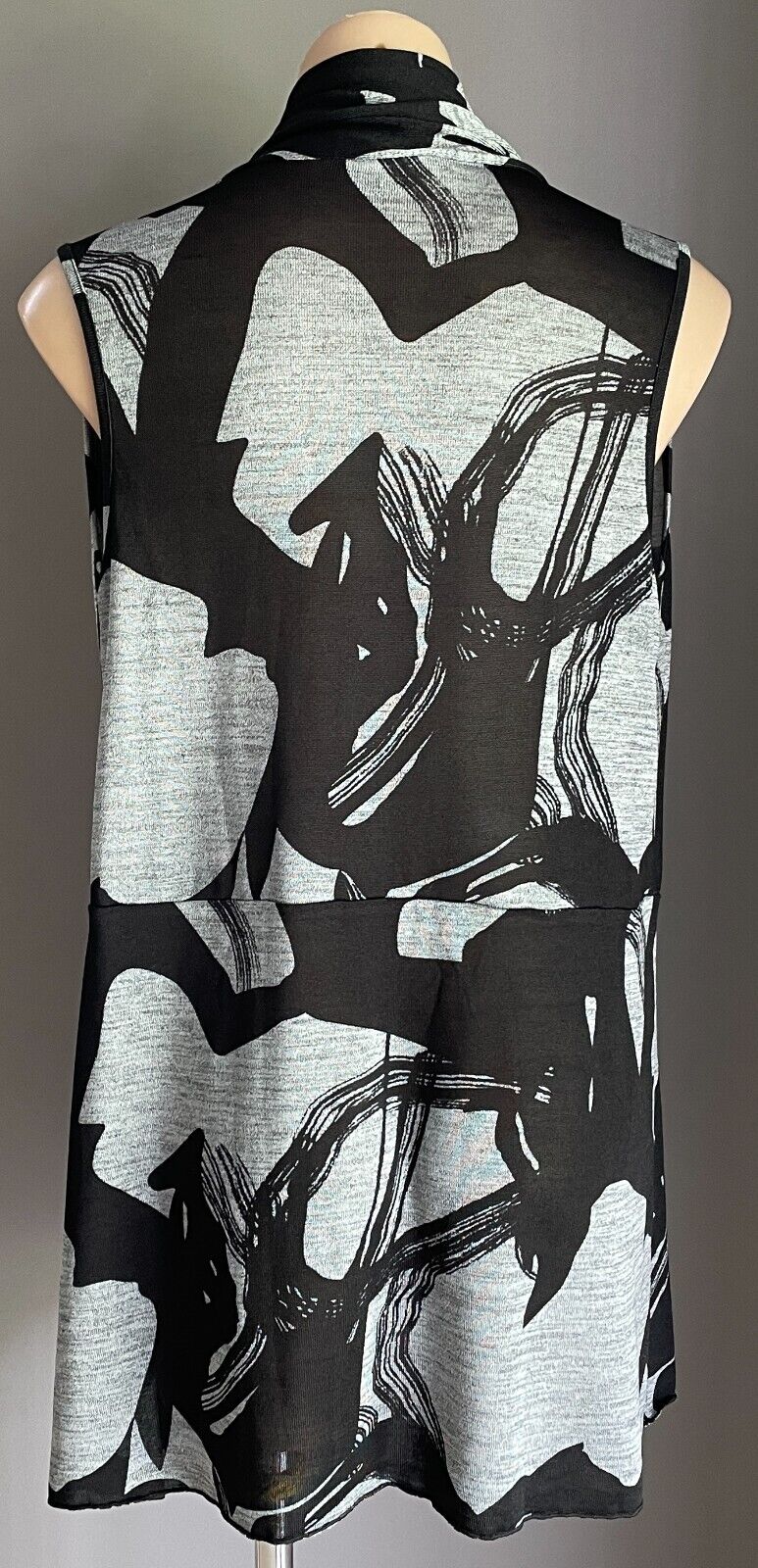 ZERO 8 Jacket Sleeveless Waterfall Black Grey Mono Abstract Print Size 12