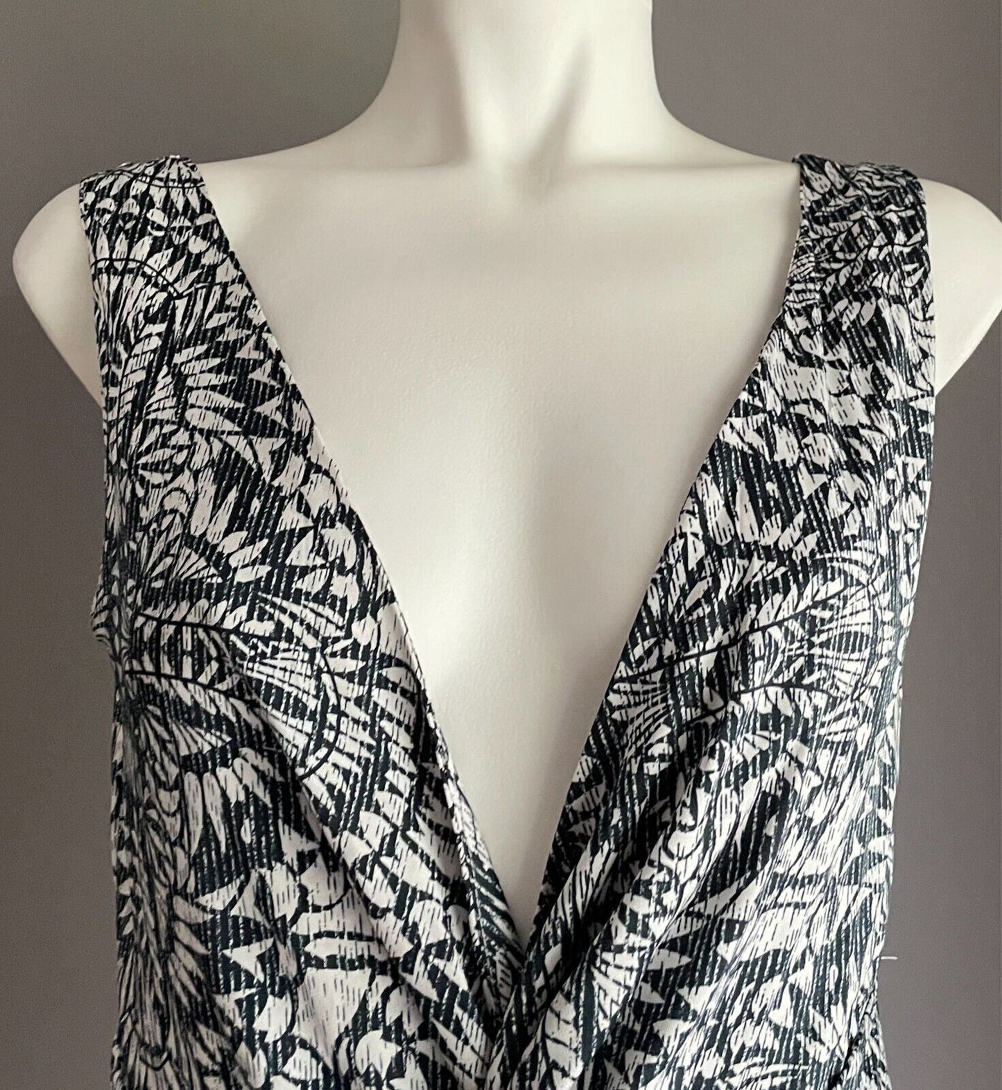 Romper Navy & White Floral Sleeveless Playsuit Lined Knot Front Shorts Size 8