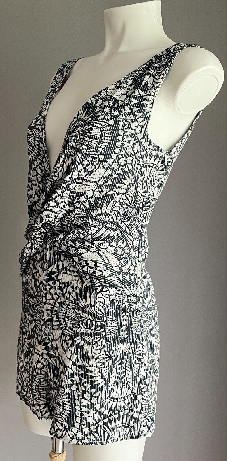 Romper Navy & White Floral Sleeveless Playsuit Lined Knot Front Shorts Size 8