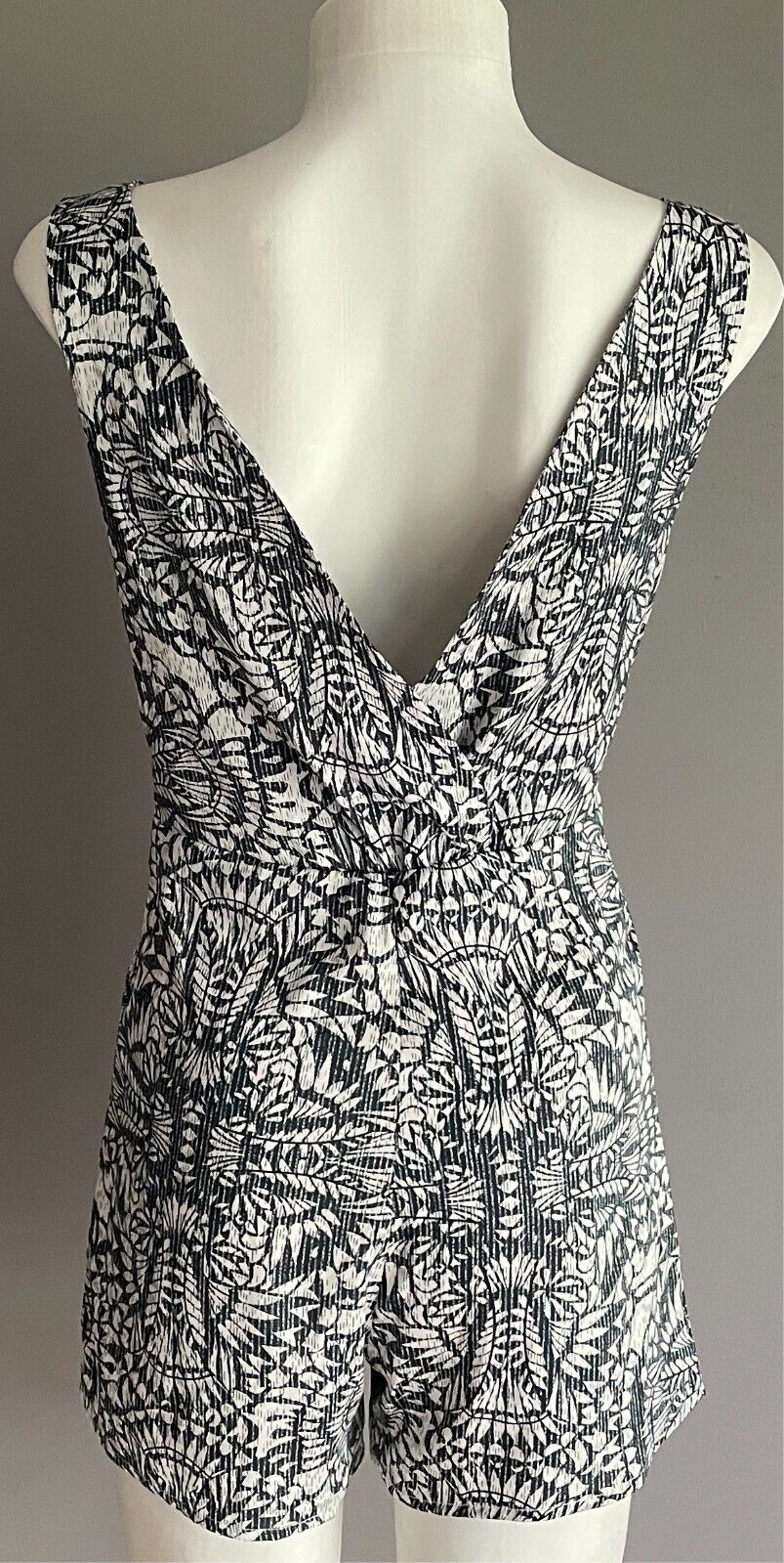 Romper Navy & White Floral Sleeveless Playsuit Lined Knot Front Shorts Size 8