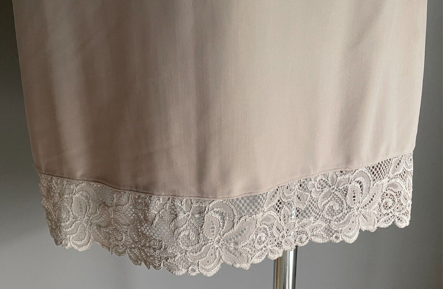 Chemise Taupe Adjustable Straps Lace Trim Size 16 Smooth Soft Stretch Fabric