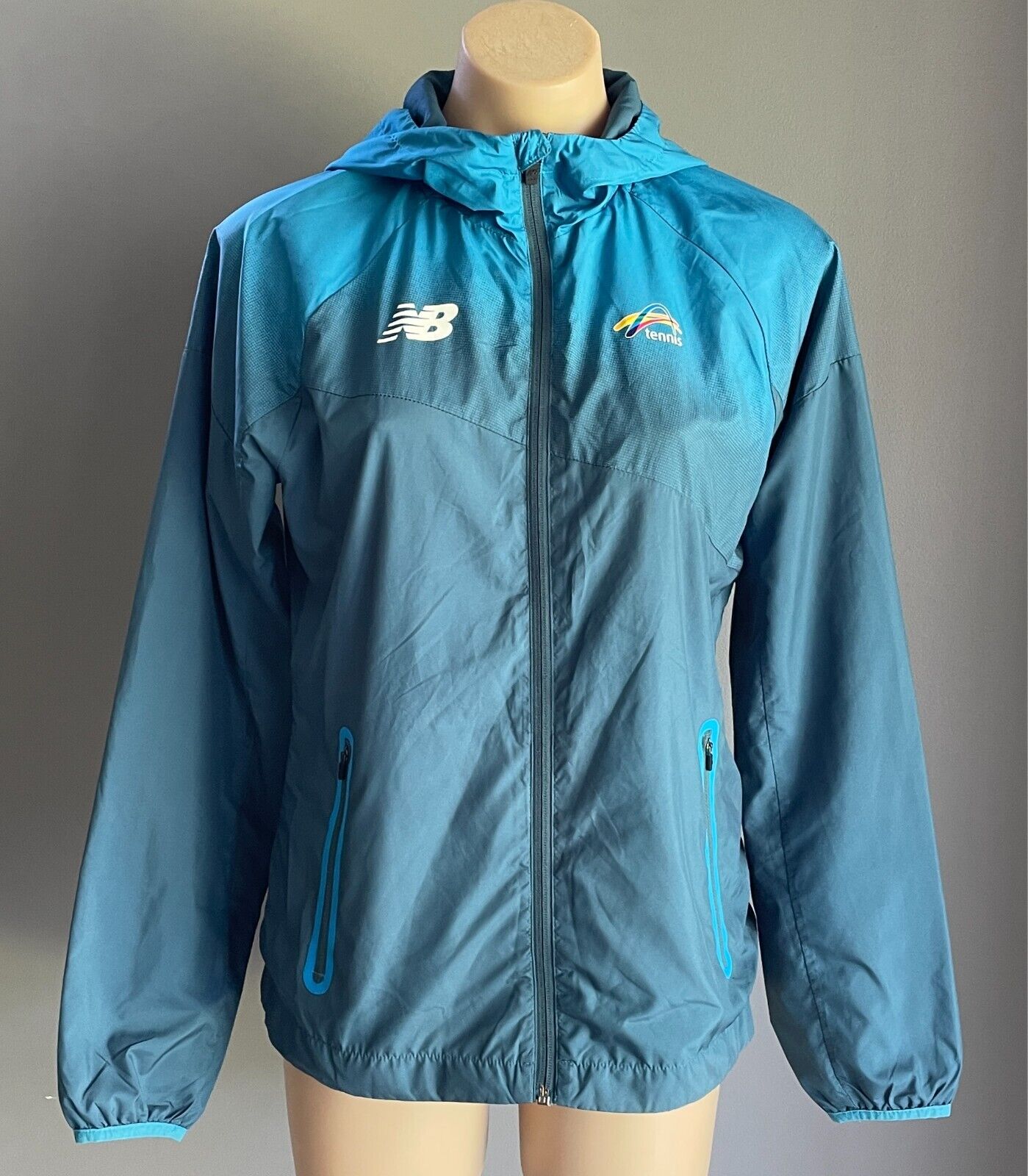 NEW BALANCE Tennis Australia Lightweight Spray Hoodie Jacket Sze M 12 Blue Green