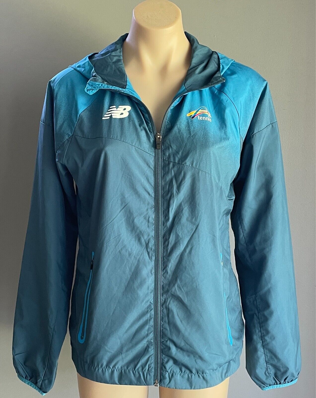 NEW BALANCE Tennis Australia Lightweight Spray Hoodie Jacket Sze M 12 Blue Green
