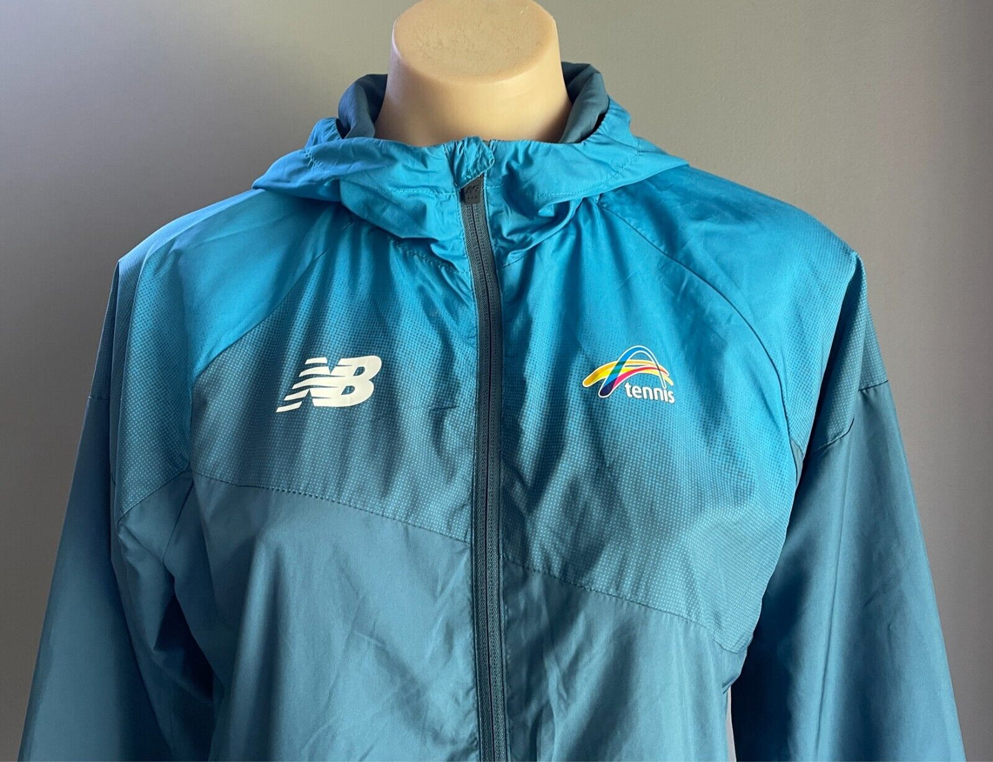 NEW BALANCE Tennis Australia Lightweight Spray Hoodie Jacket Sze M 12 Blue Green