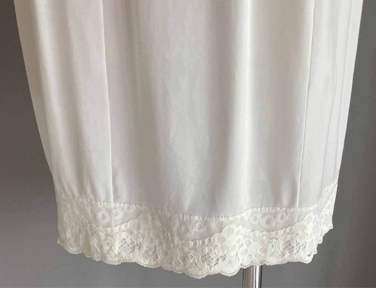 SISSIE Petticoat White Lace Trim Full Slip Bemberg / Polyamide Size M Vintage