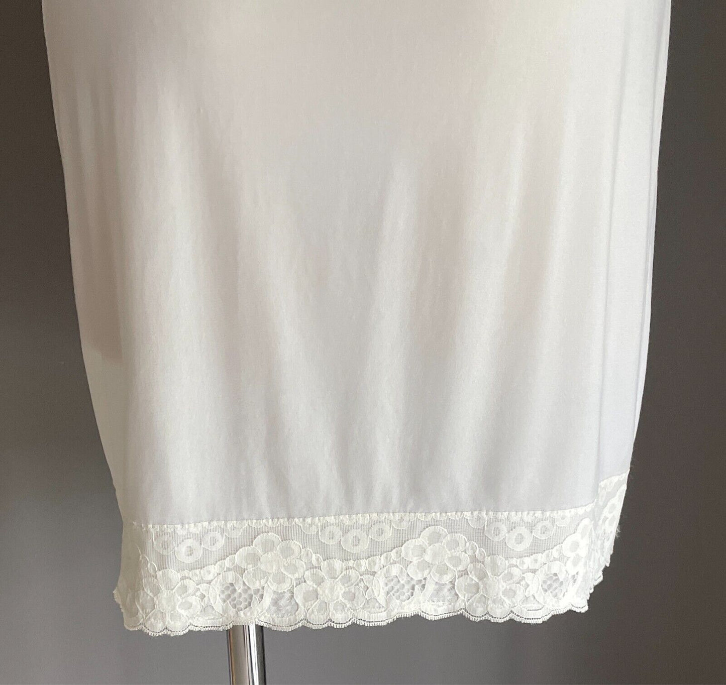 SISSIE Petticoat White Lace Trim Full Slip Bemberg / Polyamide Size M Vintage