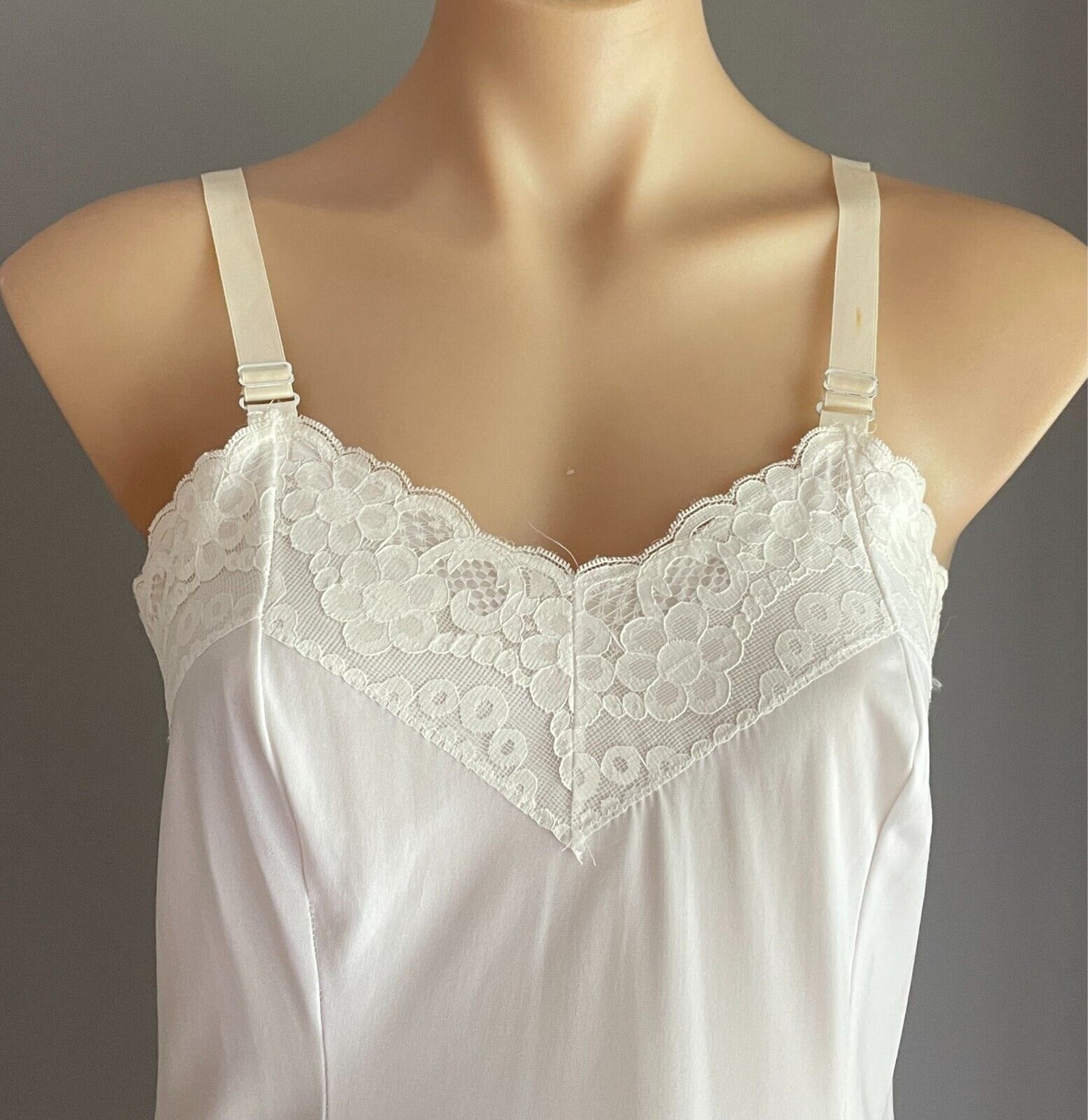 SISSIE Petticoat White Lace Trim Full Slip Bemberg / Polyamide Size M Vintage