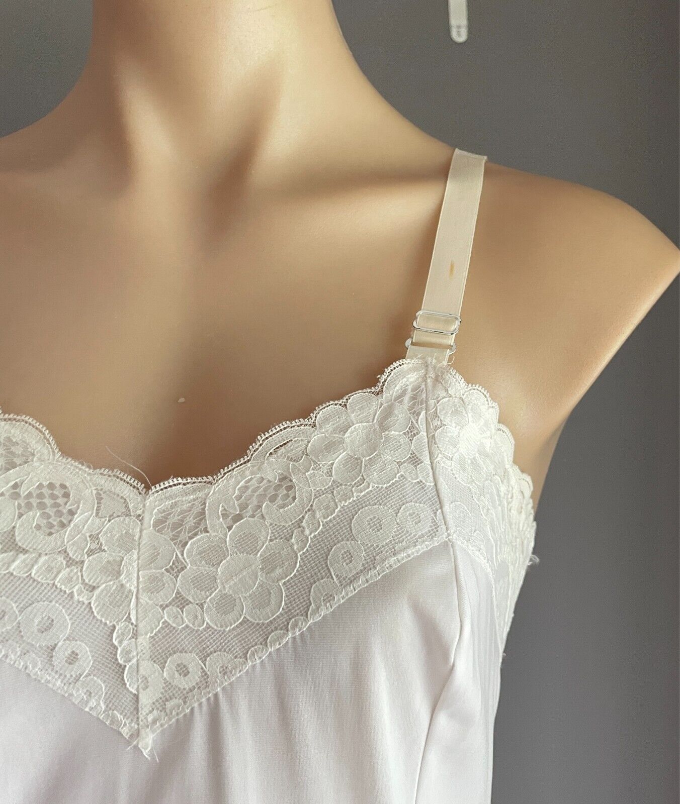 SISSIE Petticoat White Lace Trim Full Slip Bemberg / Polyamide Size M Vintage