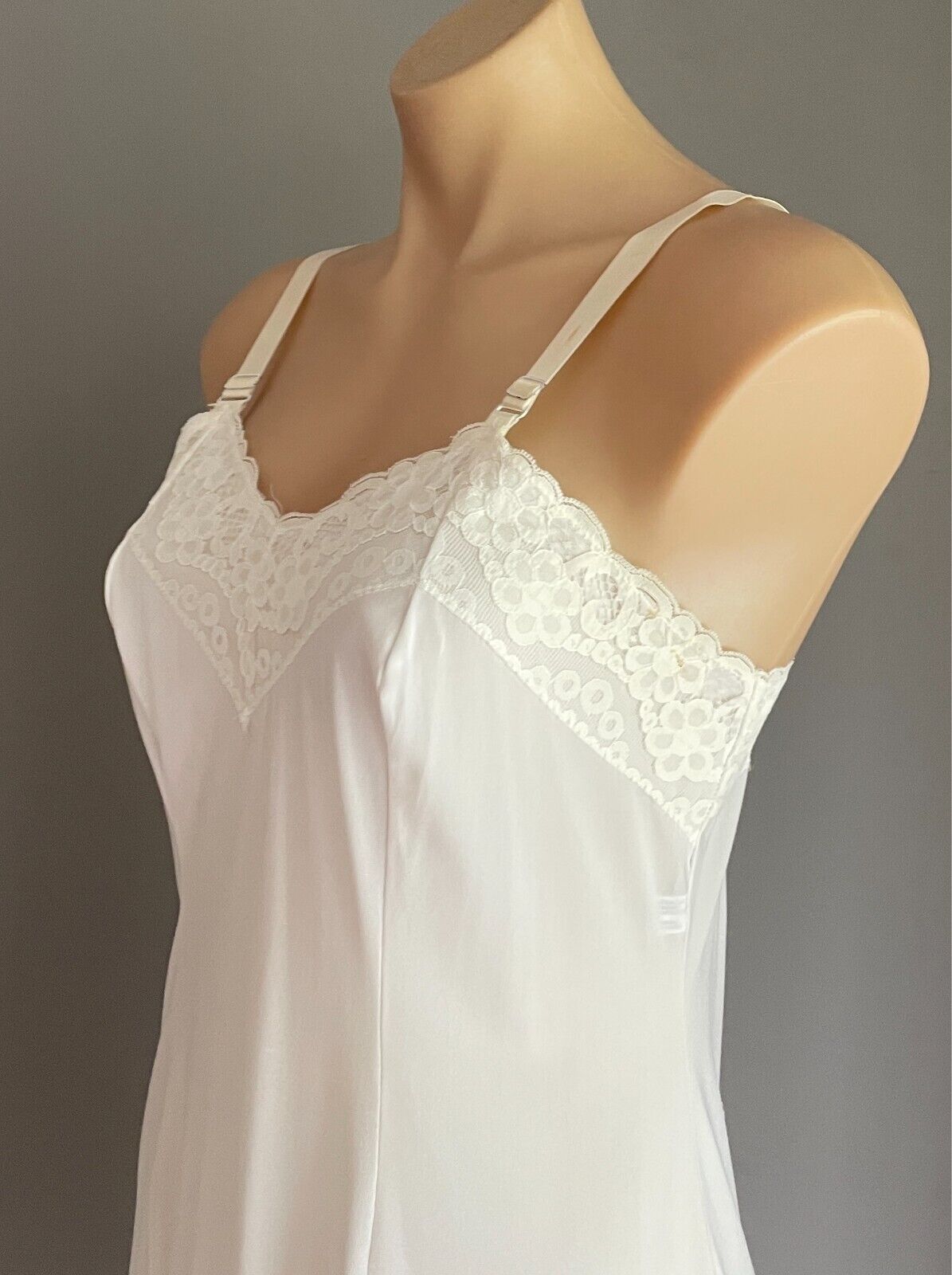 SISSIE Petticoat White Lace Trim Full Slip Bemberg / Polyamide Size M Vintage