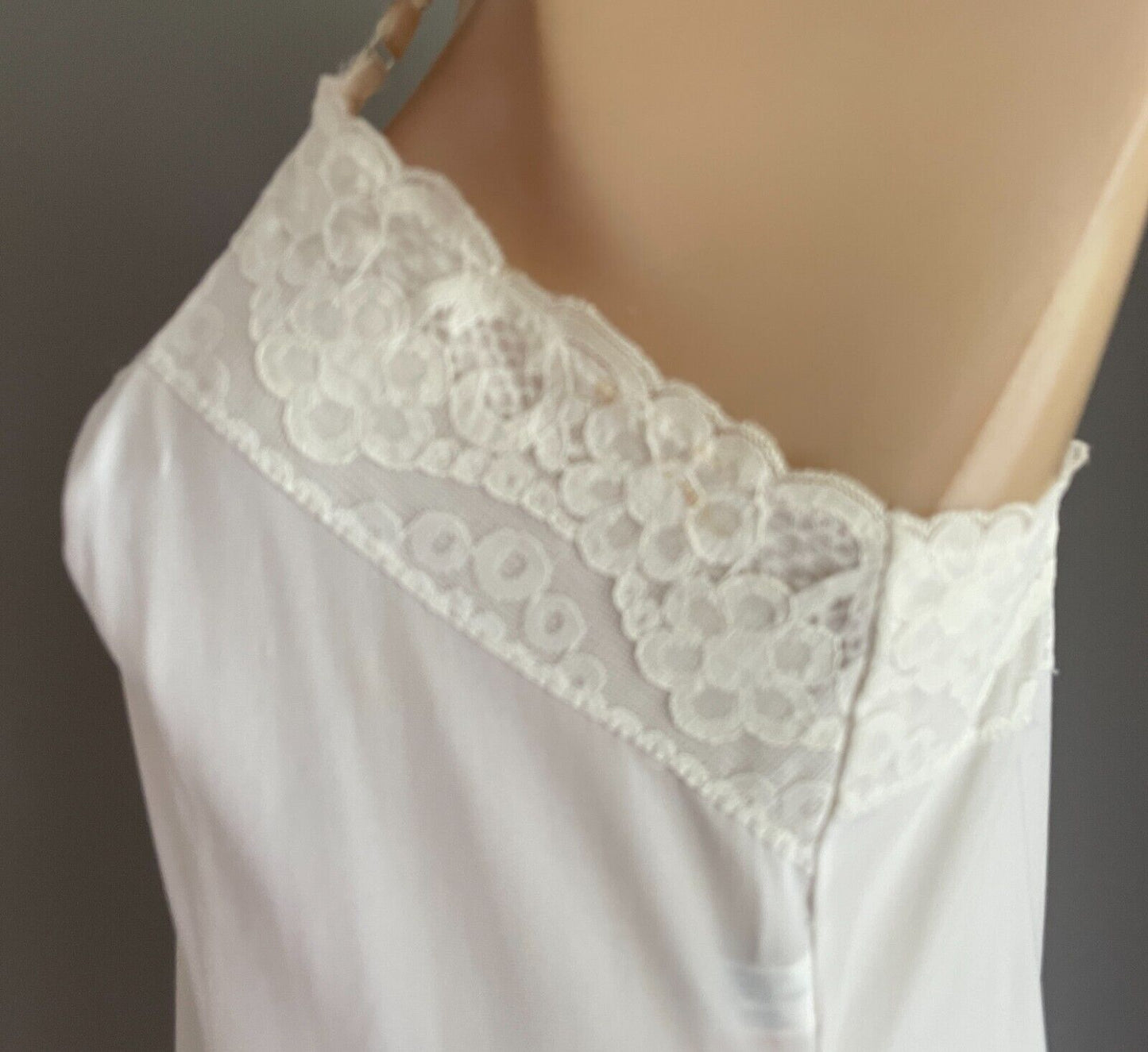 SISSIE Petticoat White Lace Trim Full Slip Bemberg / Polyamide Size M Vintage