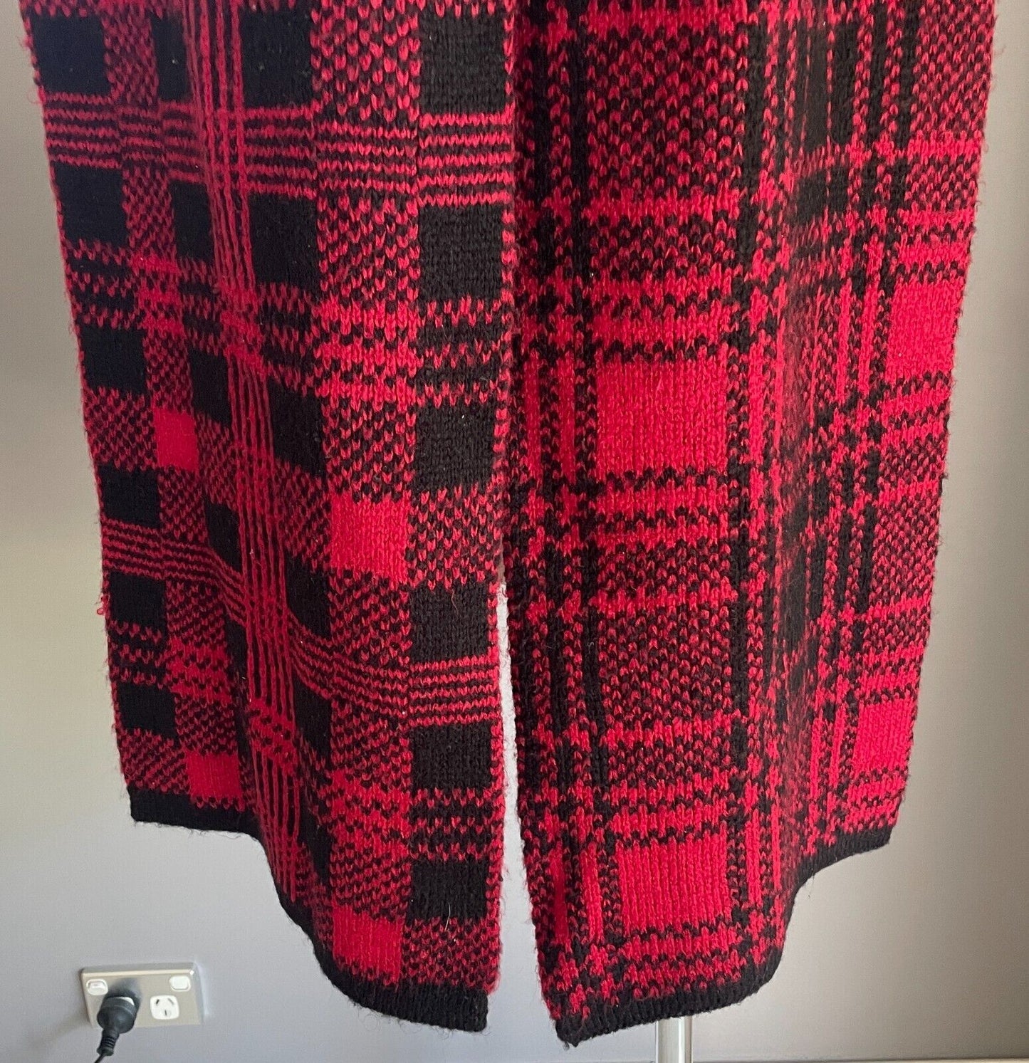 GIORDANO Burgundy & Black Knit Check Scarf Wrap Rectangle Shape 30 x 220cm NEW