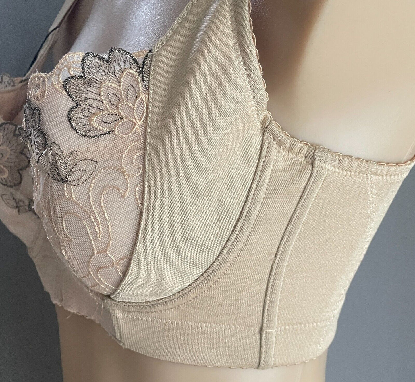 350 BRAS Bra 14B Beige Lace Trim Underwire Adjustable Maximum Support 14 B New