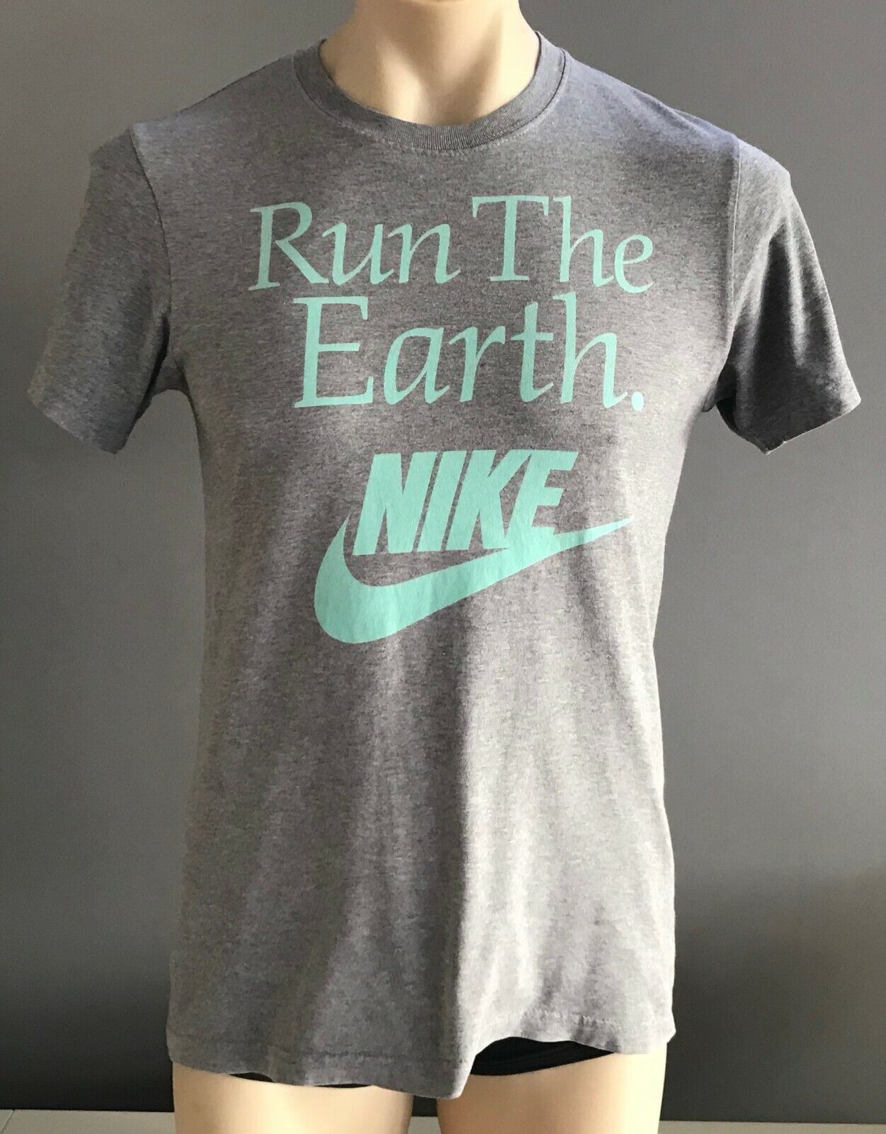 Mens T-Shirt NIKE Grey " Run the Earth " Slim Short Sleeve Sport Gym Tee Size M