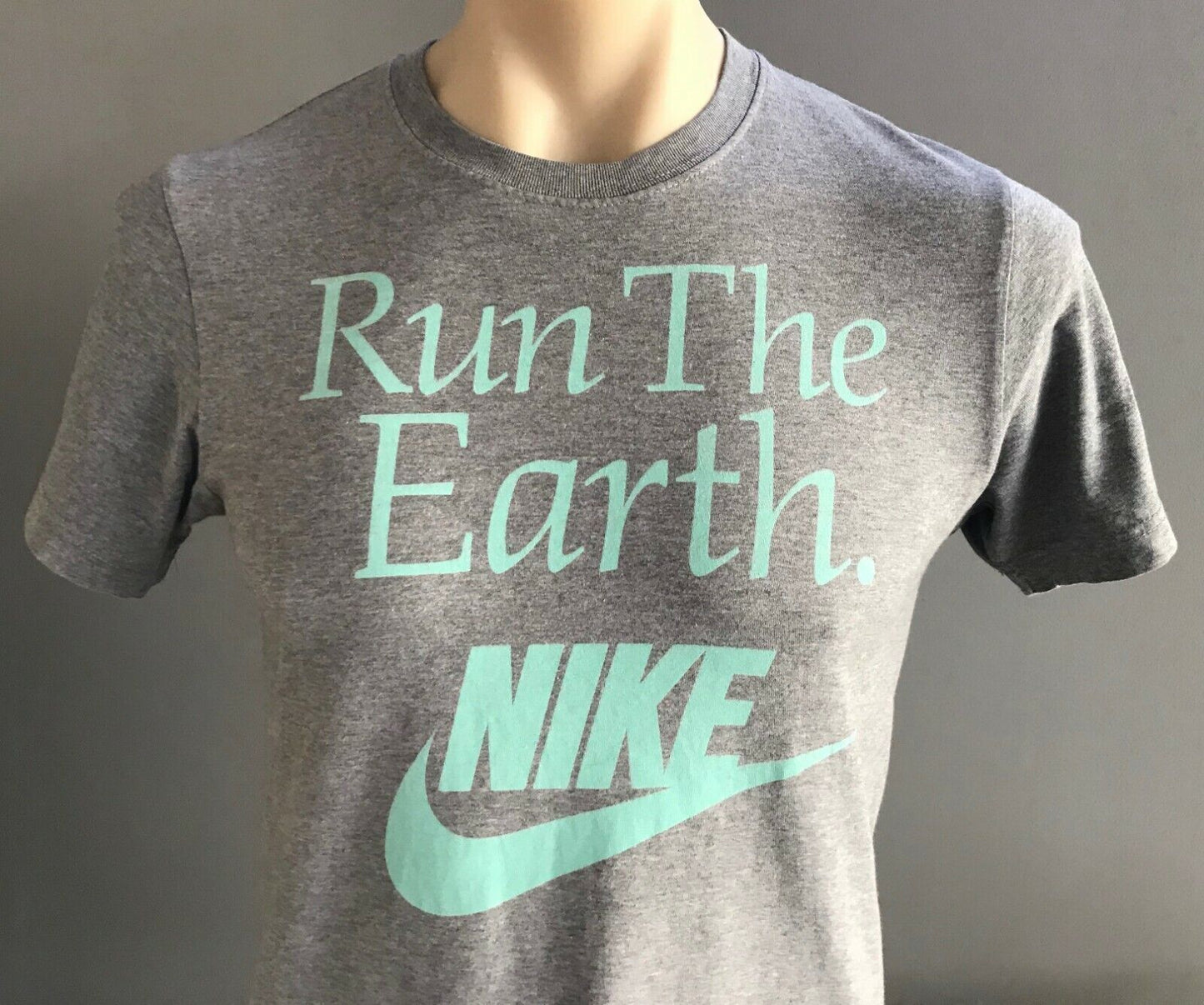 Mens T-Shirt NIKE Grey " Run the Earth " Slim Short Sleeve Sport Gym Tee Size M
