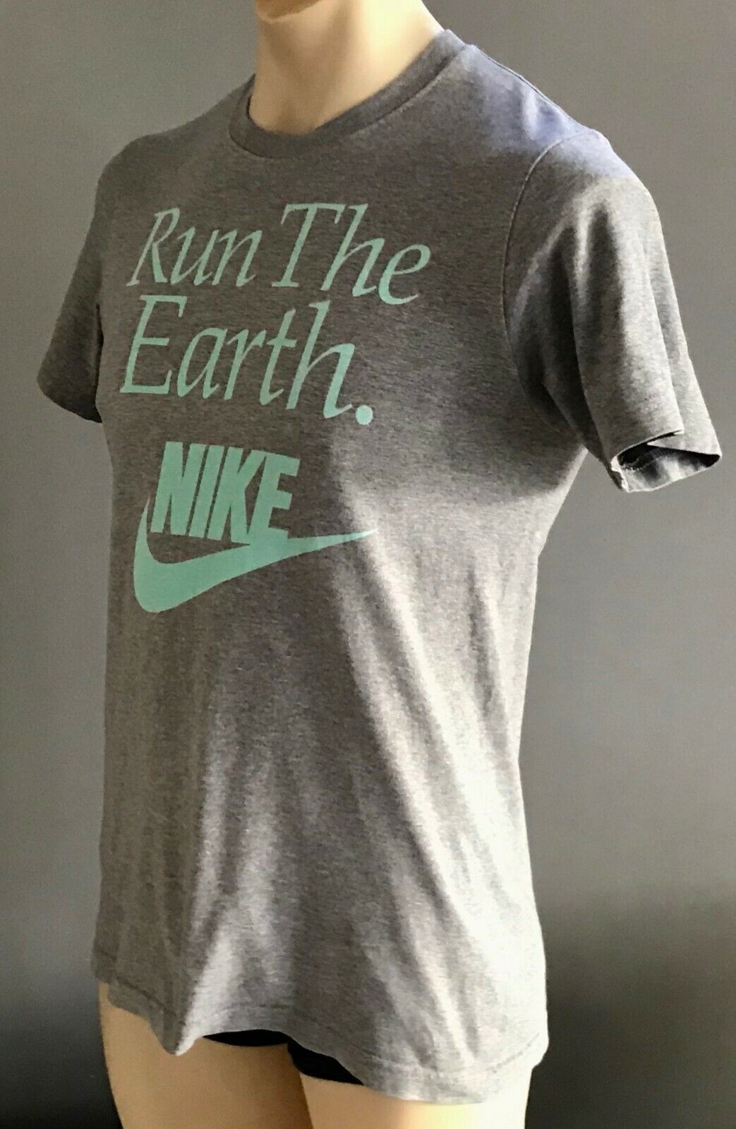 Mens T-Shirt NIKE Grey " Run the Earth " Slim Short Sleeve Sport Gym Tee Size M