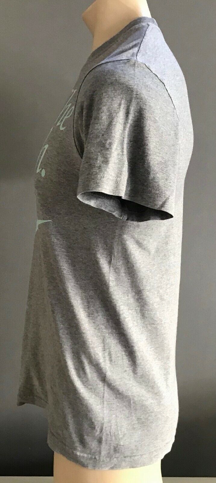 Mens T-Shirt NIKE Grey " Run the Earth " Slim Short Sleeve Sport Gym Tee Size M