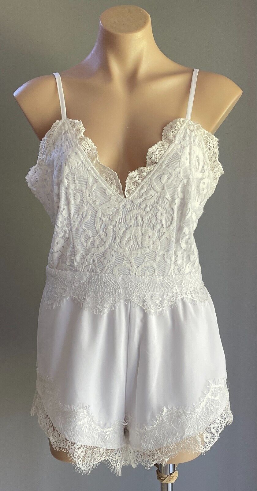 SHOWPO Romper White Lace Trim Sleeveless Playsuit Shortsuit  Shorts Size 12