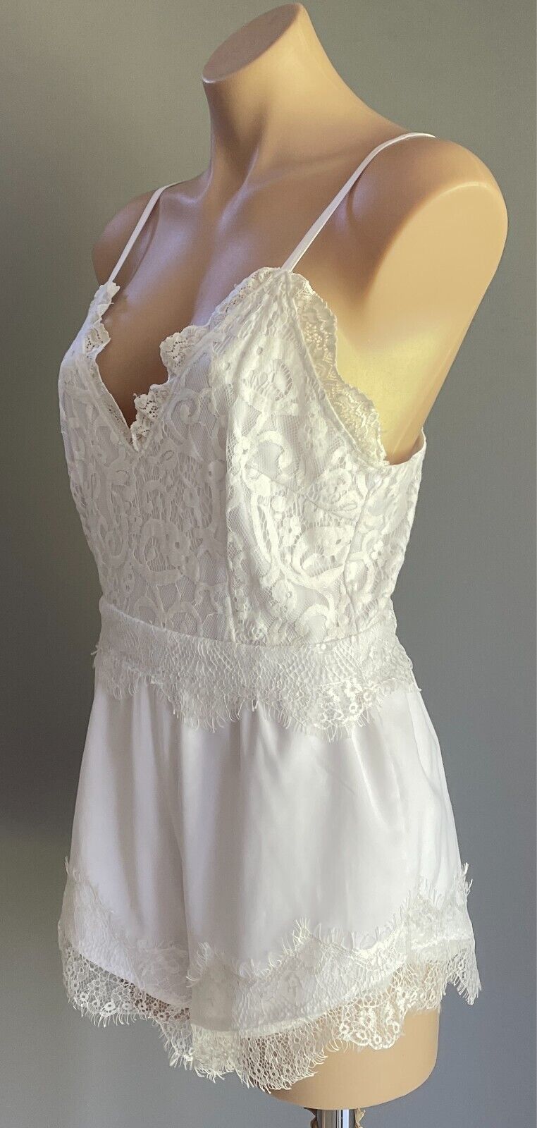 SHOWPO Romper White Lace Trim Sleeveless Playsuit Shortsuit  Shorts Size 12