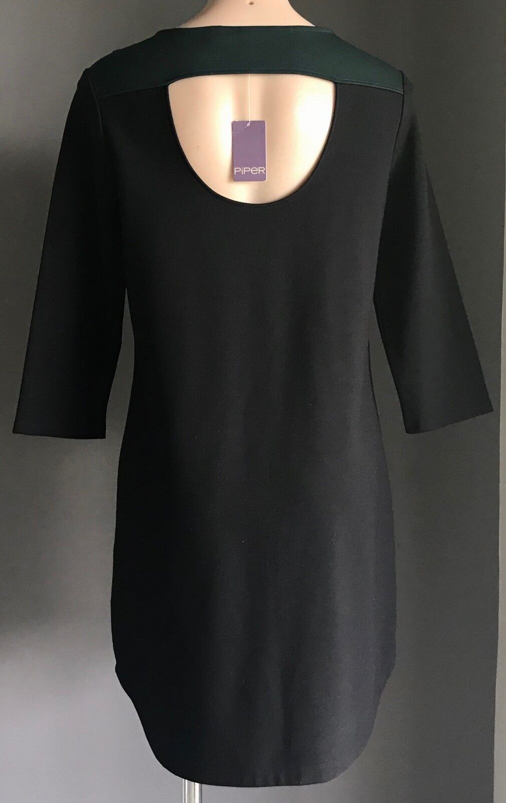 PIPER Shift Dress Black & Green Trim 3/4 Sleeve Cut Out Back Stretch Size 12 NEW