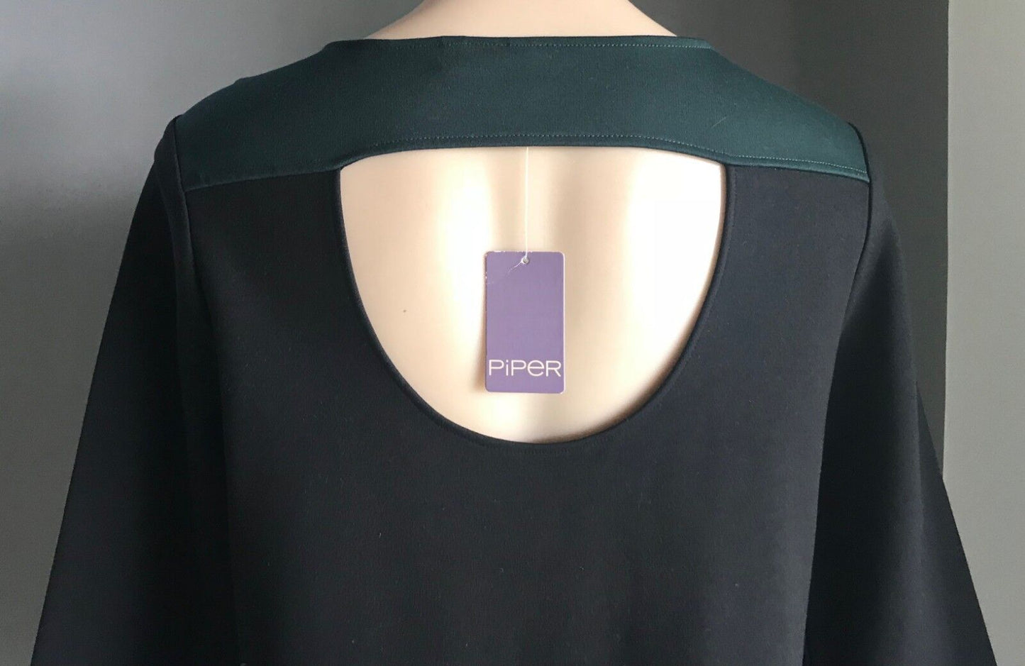 PIPER Shift Dress Black & Green Trim 3/4 Sleeve Cut Out Back Stretch Size 12 NEW