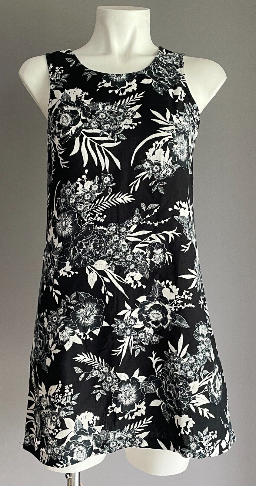 BILLABONG Black & White Floral Dress Size 6 Mini Length Sleeveless Cotton Flax