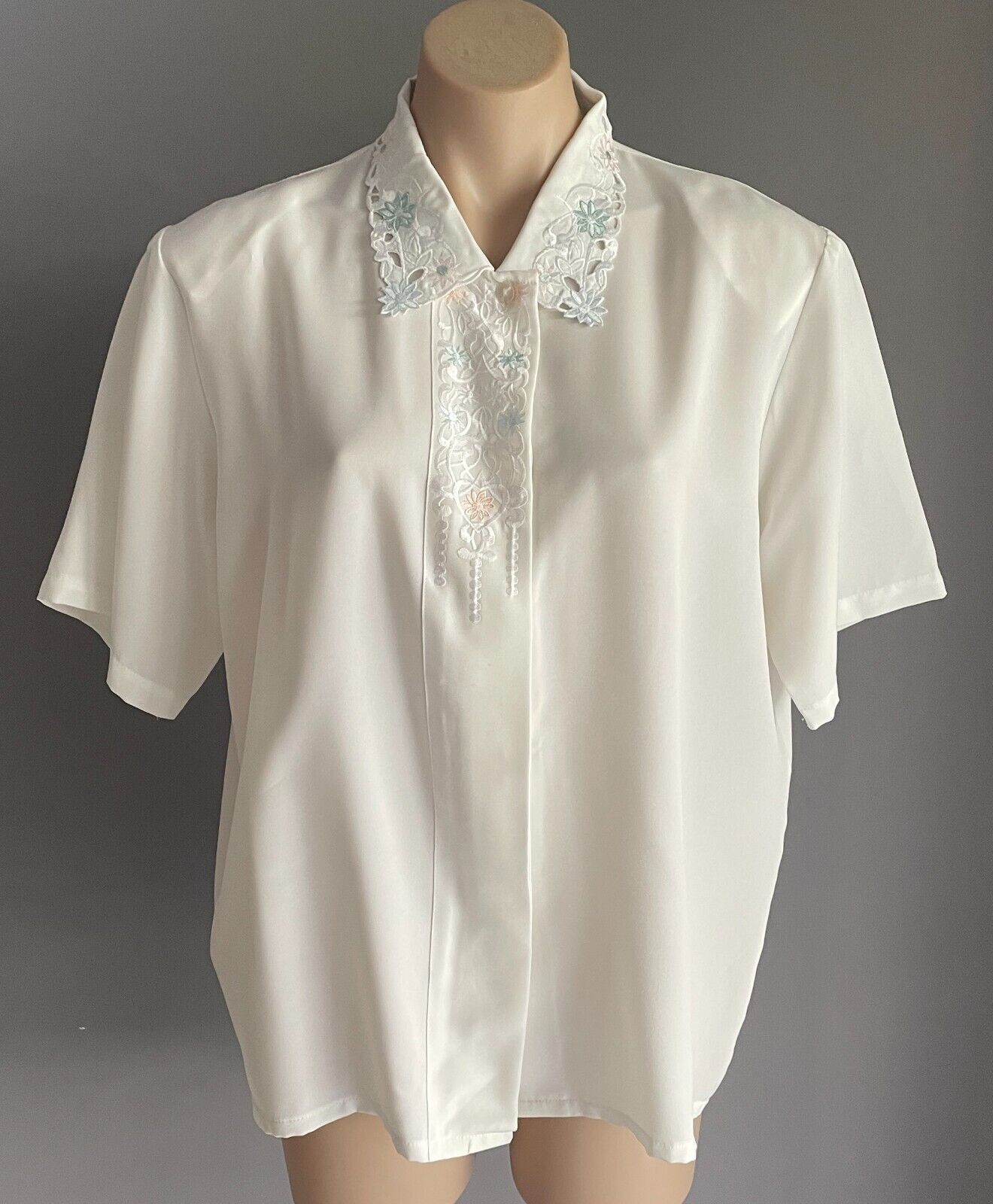 KE-SUNSHINE White Blouse Cut Out Embroidered Pastel Short Sleeve Top Size 14 Vtg