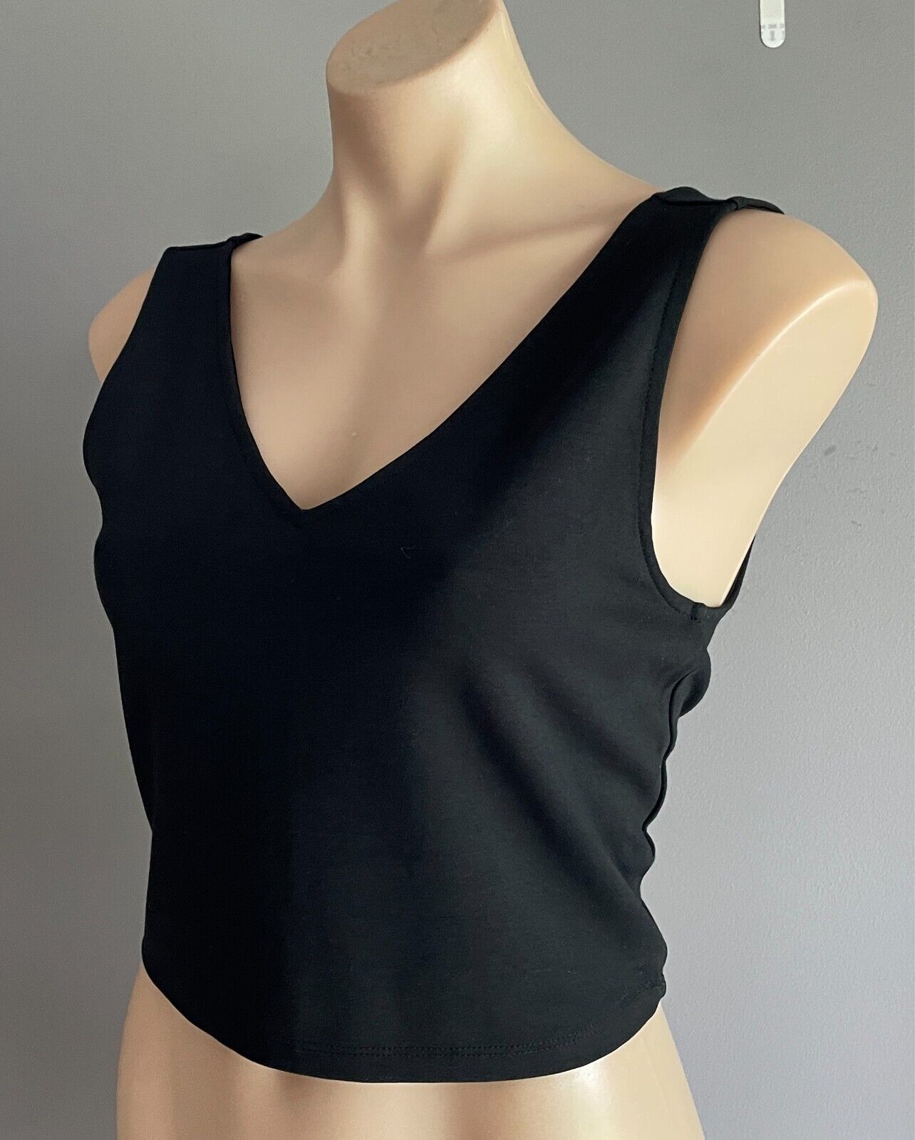BARDOT Crop Top Black Sleeveless Stretch Camisole Singlet Size 12 V-Neck & Back