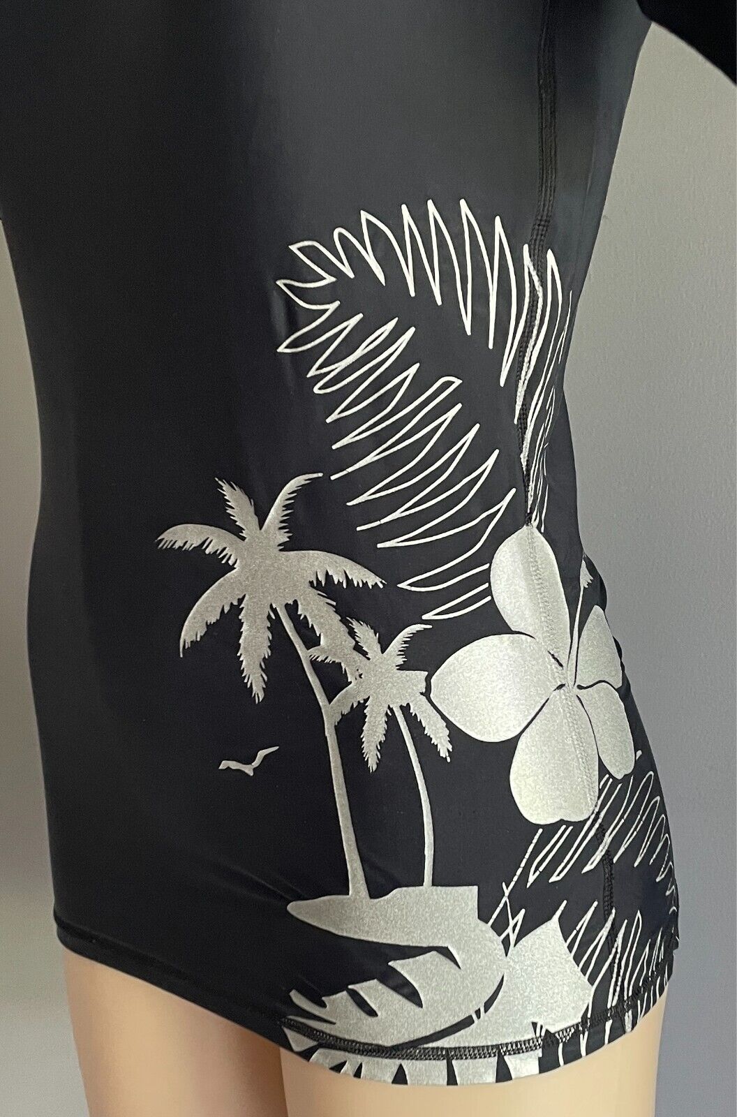 BILLABONG Rash Vest Size 10 Black With Silver Tropical Logo Print Short Sleeves