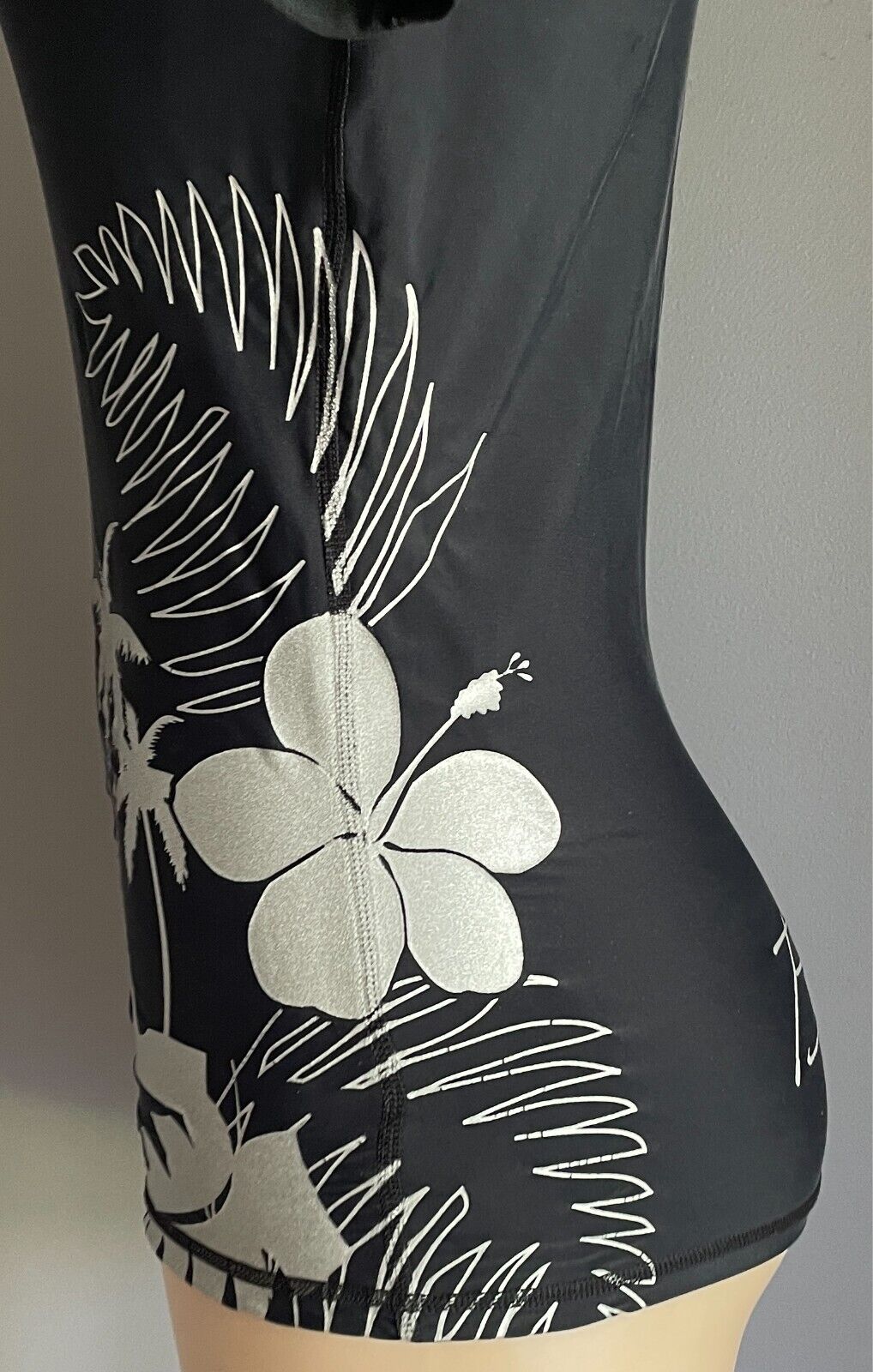 BILLABONG Rash Vest Size 10 Black With Silver Tropical Logo Print Short Sleeves