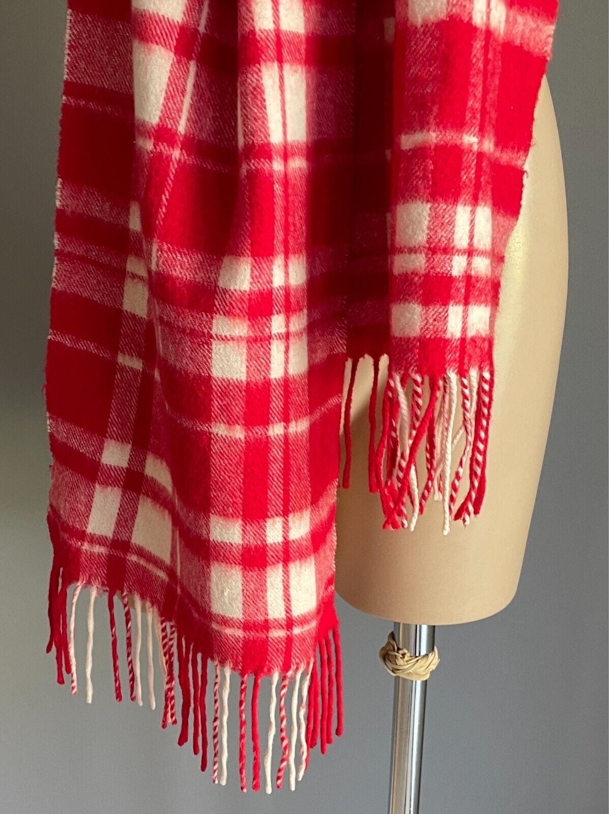 Neck SCARF Knit Red White Check Pattern Rectangle Fringed Trim 28 x 188cm