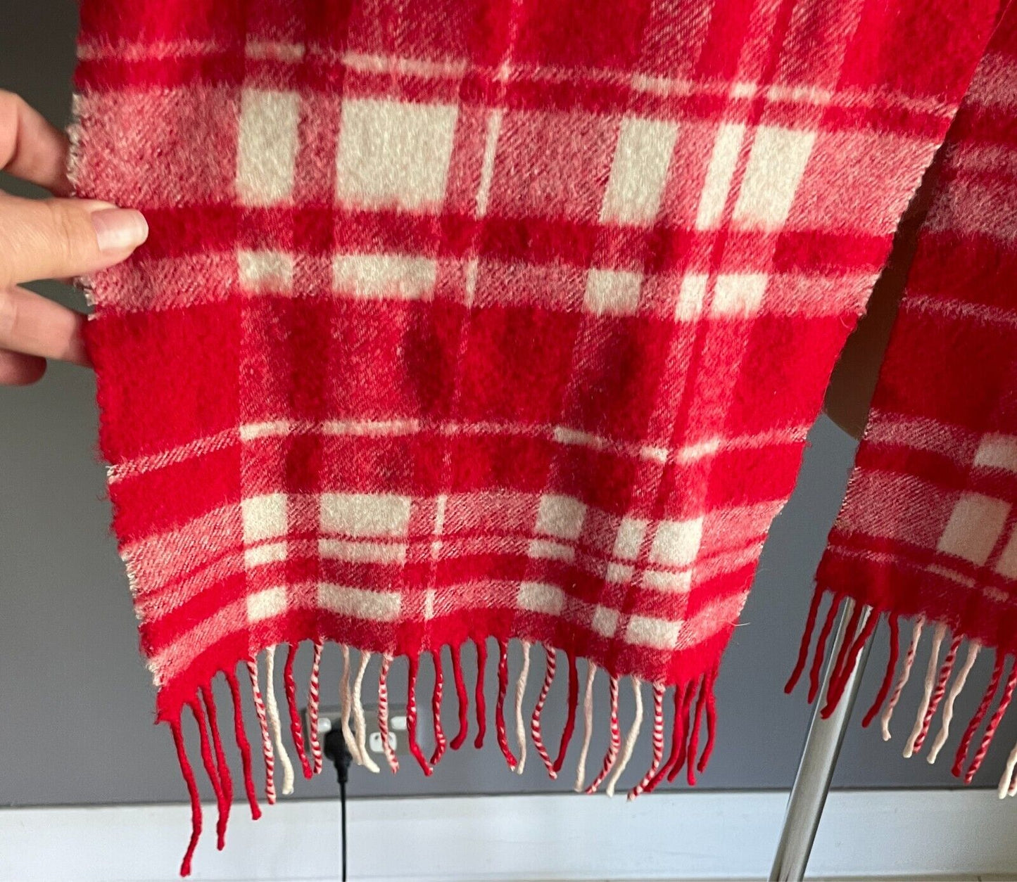 Neck SCARF Knit Red White Check Pattern Rectangle Fringed Trim 28 x 188cm