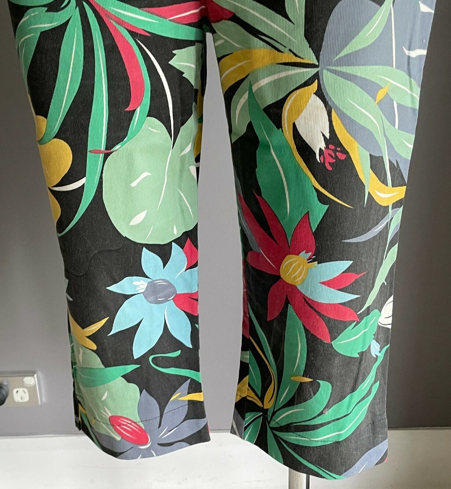 REVIVAL Crop Pants Tropical Floral Print Cropped Pants w Belt at Waist Size 14