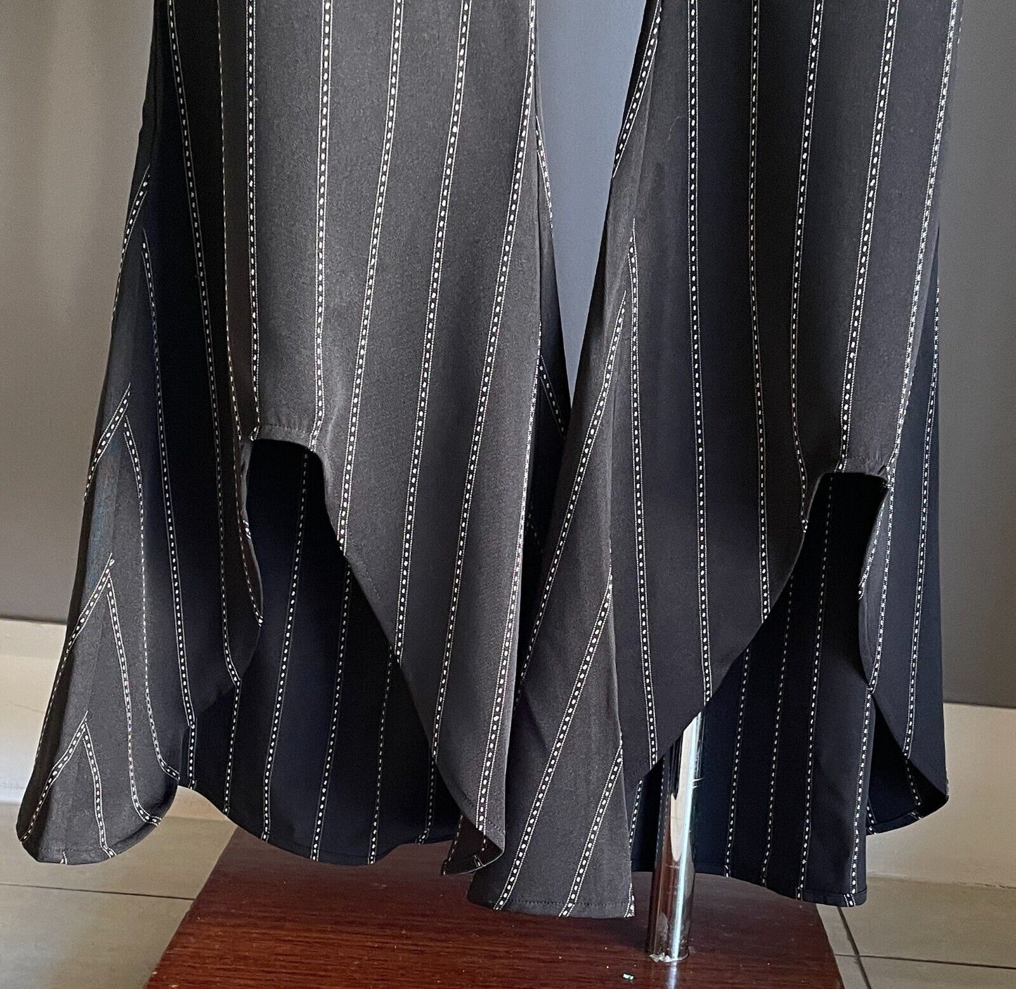 ATMOS & HERE "Senorita" Pants Black White Fabric Flare Leg Notched Hem Sz 14 New