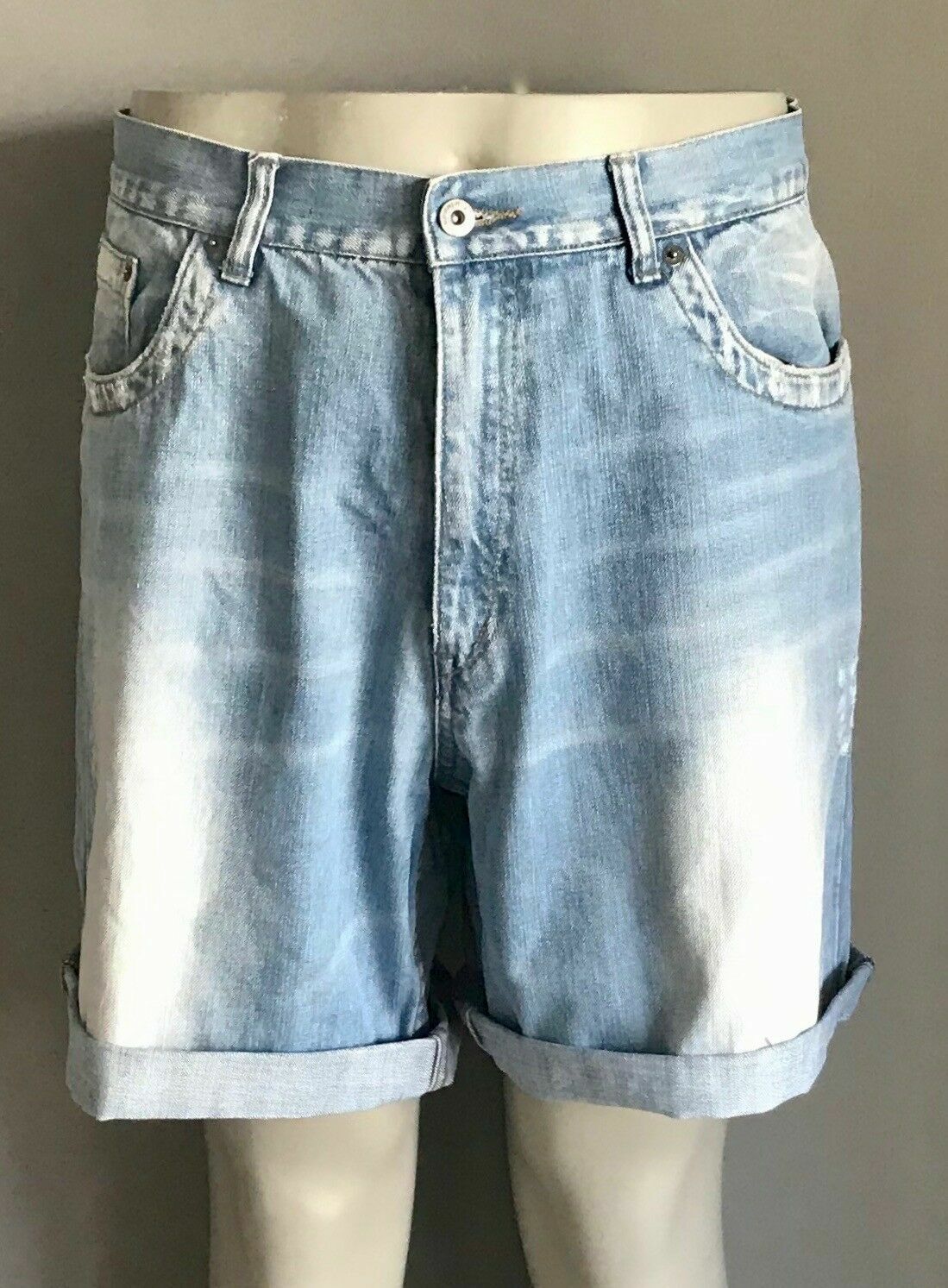 JEANSWEST Denim Shorts Faded Blue Cuffed Casual Mens Size 40 Retro Gems