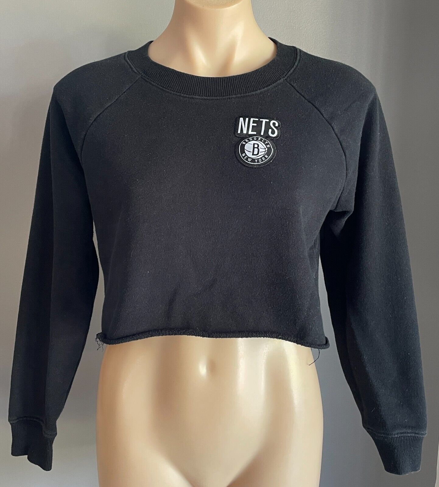 Fan NEW YORK BROOKLYN NETS Jumper Black Cropped Sweater Long Sleeve Sz S 10 NBA