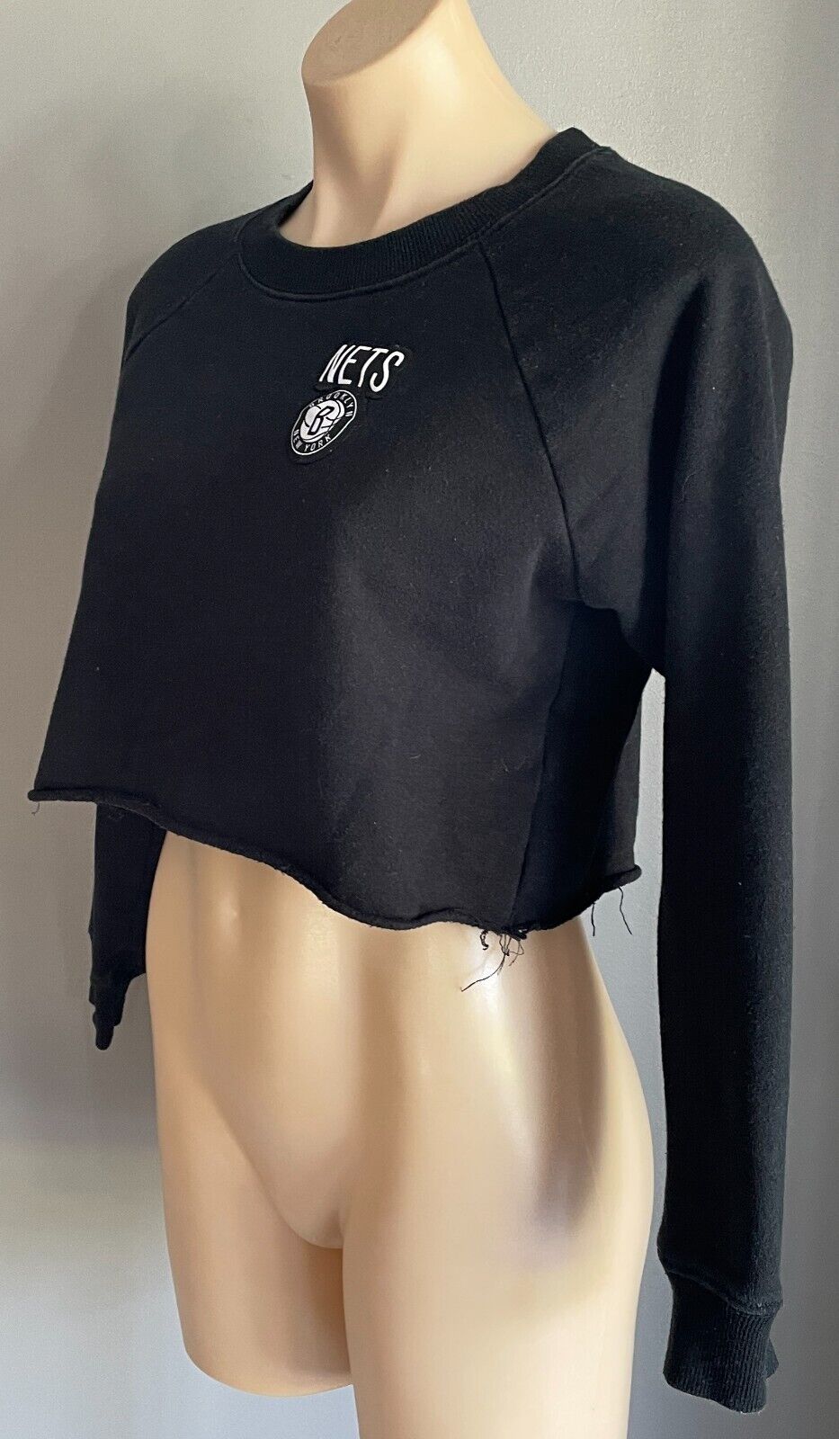 Fan NEW YORK BROOKLYN NETS Jumper Black Cropped Sweater Long Sleeve Sz S 10 NBA