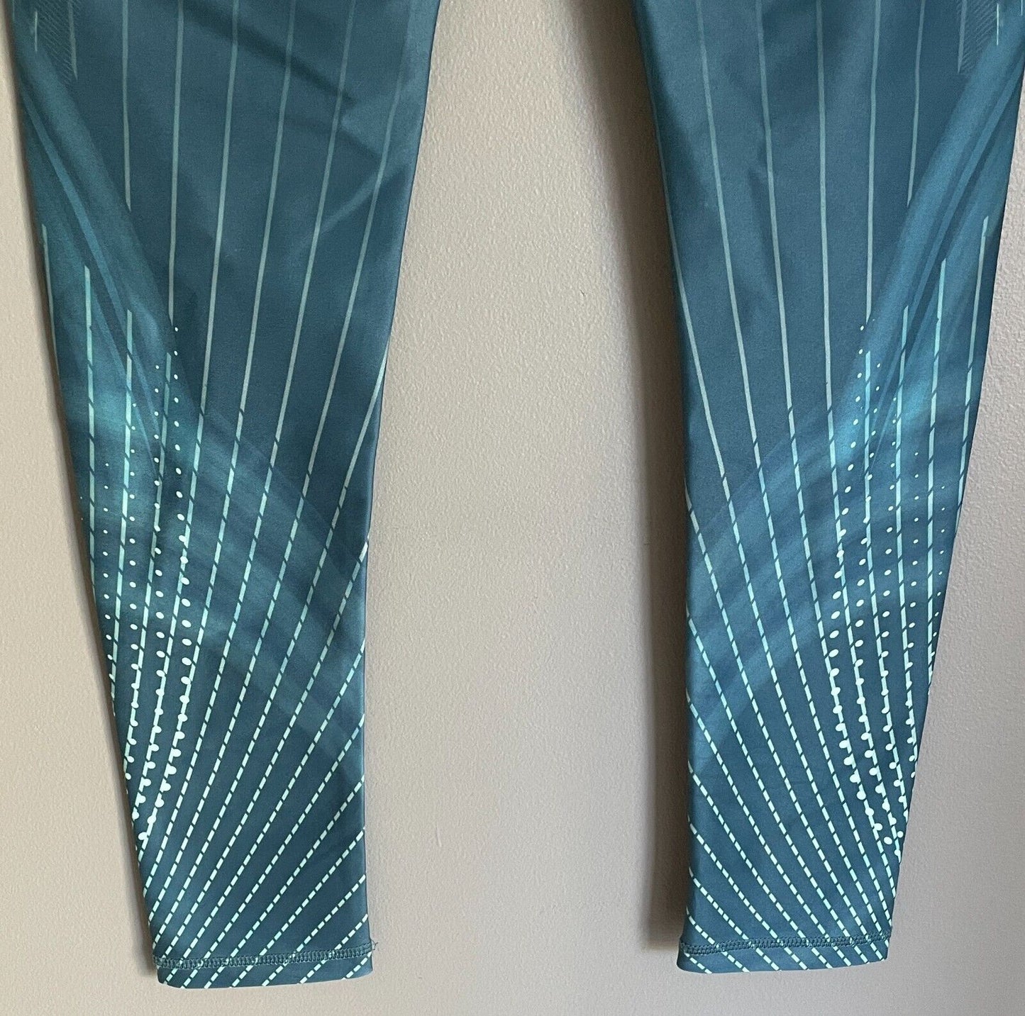 MICHELLE BRIDGES REPREVE Leggings Sage Green Print 7/8 Active Pants Gym Size 10
