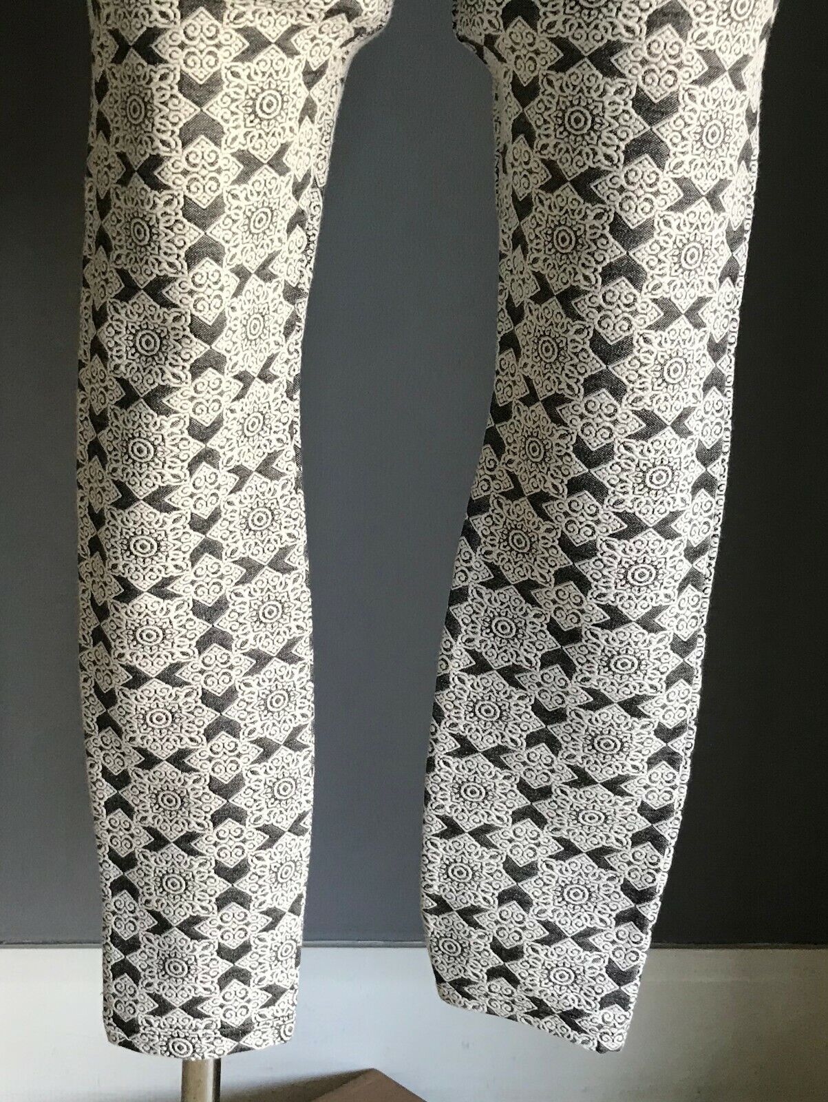 TOPSHOP Pants Grey & White Textured Geo Print Stretch Skinny Leg Ladies Size 10