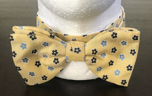 Mens TIE RACK Bow Tie Gift Box Yellow Blue Daisy Silk PreTied Adjust at Neck NEW