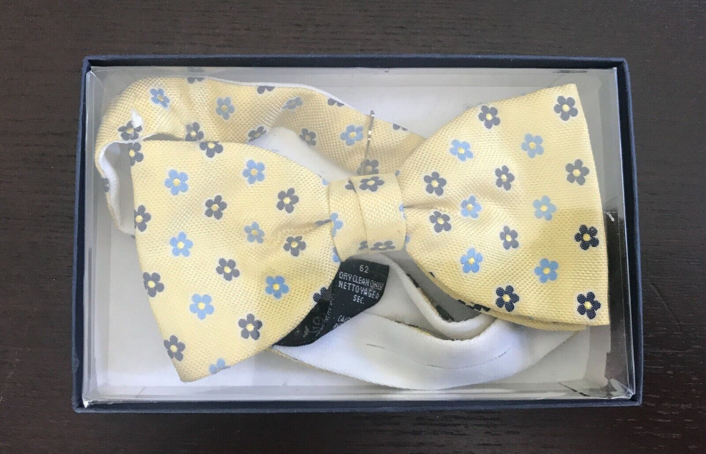 Mens TIE RACK Bow Tie Gift Box Yellow Blue Daisy Silk PreTied Adjust at Neck NEW